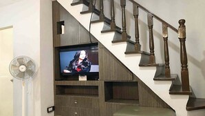 Eine Treppe mit hölzernen Spindeln und einer Sitzbank am Fuß.