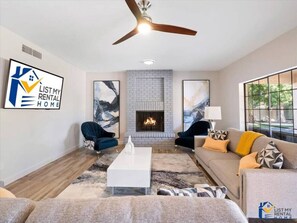Smart TV, chimenea, videojuegos, futbolito