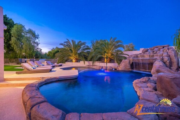Una piscina climatizada, sillones reclinables de piscina
