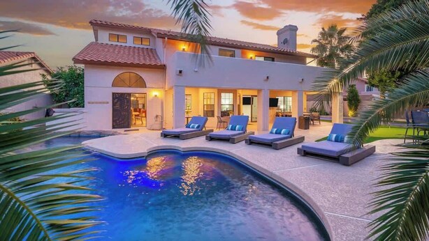 A modern house with a swimming pool, outdoor seating, and a patio area. - Golf Course+Heated Pool+Game Room+Putting Green (Mesa)