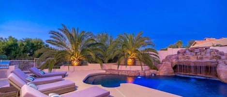 Piscine chauffée, chaises longues
