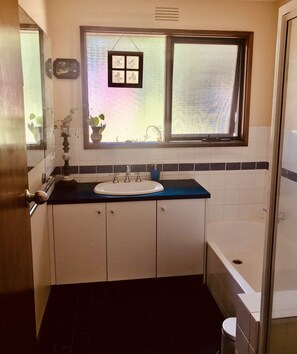 Baignoire, sèche-cheveux, serviettes fournies, papier toilette