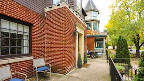 A brick building with a corner bench and a small patio area. - 2 Bed/1 Bath Apartment, Fully Stocked Kitchen, Spacious, Premium City Location (Buffalo)