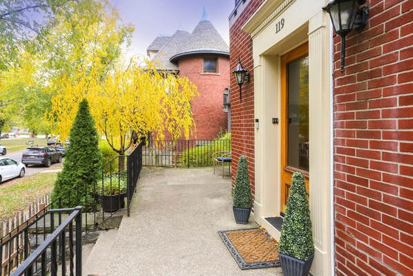 Exterior - 2 Bed/1 Bath Apartment, Fully Stocked Kitchen, Spacious, Premium City Location (Buffalo)