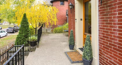 2 Bed/1 Bath Apartment, Fully Stocked Kitchen, Spacious, Premium City Location