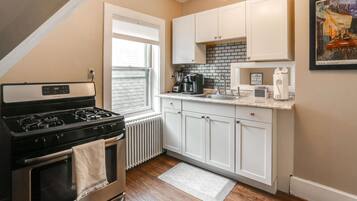 Geladeira, micro-ondas, fogão, lava-louças