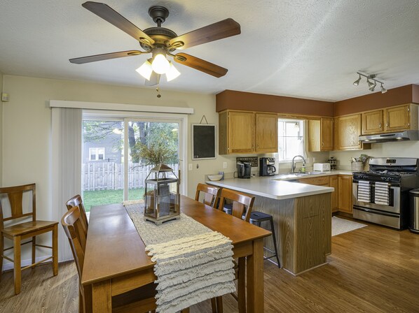 ثلاجة، ميكروويف، فرن، موقد طهي مسطح