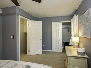 3 عدّة غرف نوم ومكواة/لوح كي وسرير سفر وواي فاي