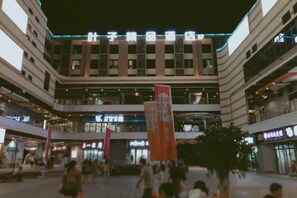 Un centro comercial de varios niveles con diversas tiendas y un espacio abierto en el centro.