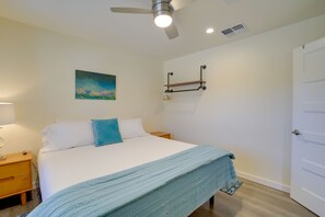 2 bedrooms, desk, Internet, bed sheets - Old Town Cottonwood Cottage w/ Yard, Pets Welcome (Cottonwood)