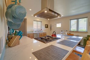 Fridge, microwave, stovetop, dishwasher - Old Town Cottonwood Cottage w/ Yard, Pets Welcome (Cottonwood)