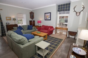 Smart-TV, Kamin, Bücher