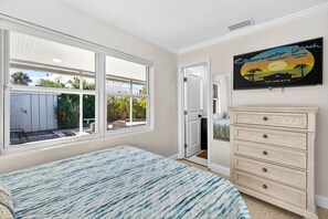 3 habitaciones, tabla de planchar con plancha y cuna de viaje 