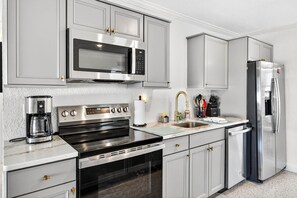 Refrigerador, microondas, horno y parrilla de estufa 