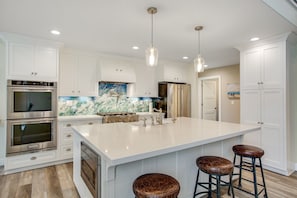 Fridge, microwave, oven, stovetop - Sea Star Haven - Steps from the beach (dillon beach)