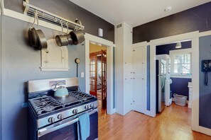 Coffee/tea maker, fridge, microwave, oven - Charming dog-friendly home with enclosed yard, full kitchen, central AC, & W/D (Tucson)