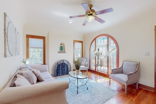 Charming dog-friendly home with enclosed yard, full kitchen, central AC, & W/D