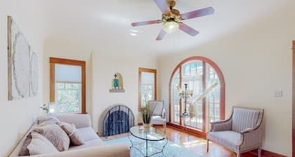Charming dog-friendly home with enclosed yard, full kitchen, central AC, & W/D