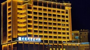 Un hotel de varios pisos con señalización iluminada y un diseño arquitectónico moderno.