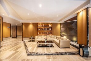 Una sala de estar moderna con un sofá modular, una mesa de centro y una estantería.