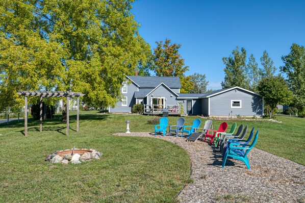 Property grounds - MURRAY ACRES: A modern farmhouse @ 15 minutes from downtown Traverse City (Traverse City)