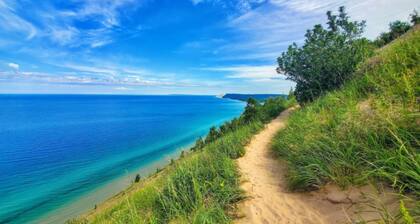 MURRAY ACRES: A modern farmhouse @ 15 minutes from downtown Traverse City