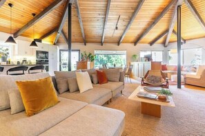 Televisión, chimenea, reproductor de DVD y estéreo 