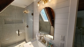 Ensemble douche/baignoire, sĂšche-cheveux, serviettes fournies, savon