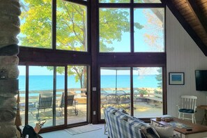 Smart-tv, een open haard, een dvd-speler en boeken