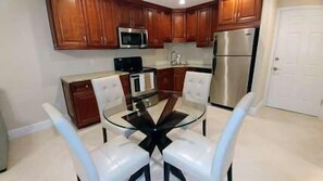 Fridge, microwave, oven, stovetop - GV 5325 Golf Course View Condo-Paradise Vacation Rental in Ocean Village (Fort Pierce)
