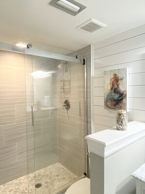 Combined shower/bathtub, hair dryer, towels, toilet paper - Beachfront Condo with Pool. Book today!!! (Ormond Beach)