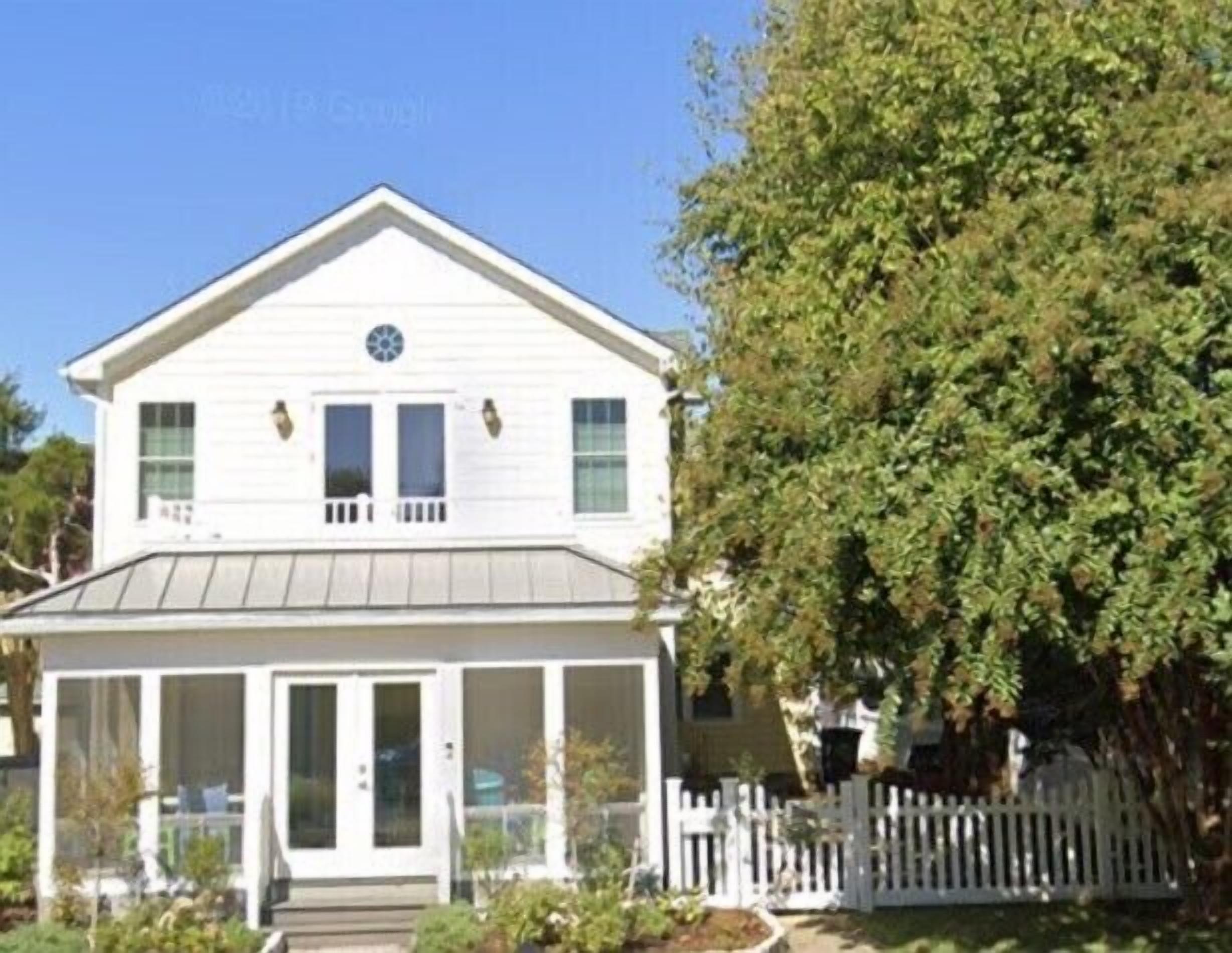 Rehoboth Beach 6 BR In-Town Dog Friendly~Walk Everywhere ~Made Beds Included!