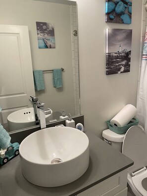 Duschwanne, Haartrockner, Handtücher, Toilettenpapier