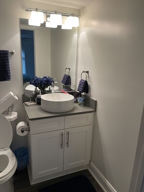 Duschwanne, Haartrockner, Handtücher, Toilettenpapier