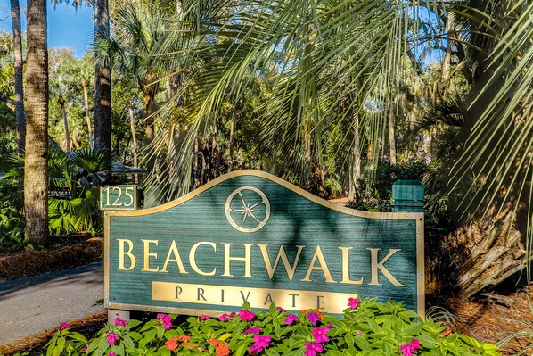 Property grounds - 1st-floor condo short walk to beach with deck, remote work set-up (Hilton Head)