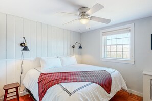 4 bedrooms, iron/ironing board, Internet, bed sheets