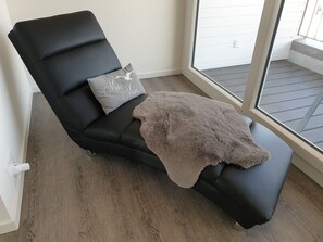 Unclassified image, 4 of 23, button