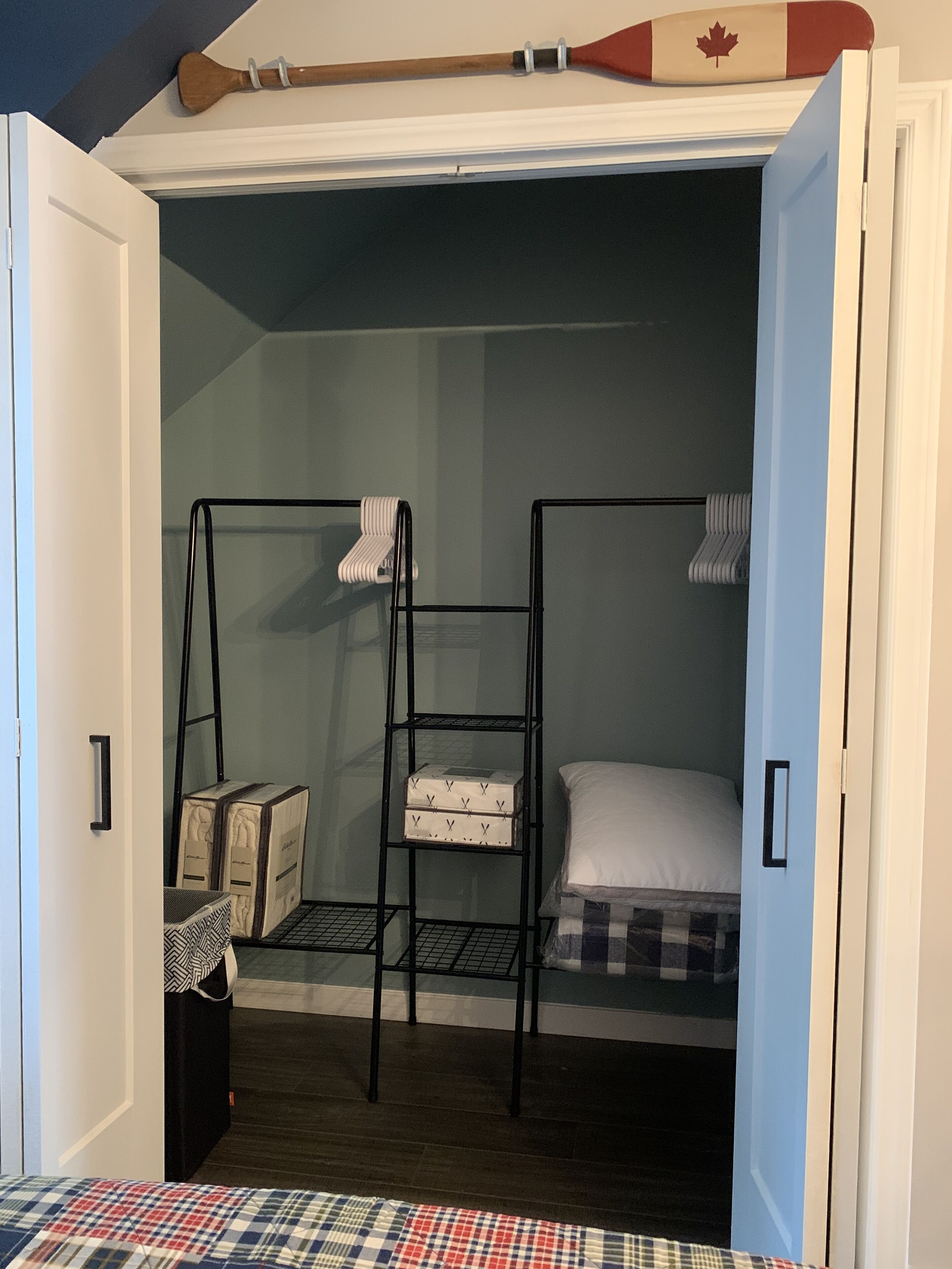 2 slaapkamers, een bureau, een strijkplank/strijkijzer, reisbedje