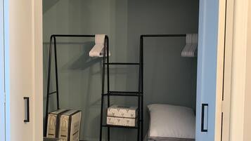 2 slaapkamers, een bureau, een strijkplank/strijkijzer, reisbedje
