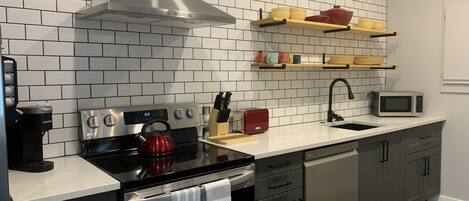 Jääkaappi, mikroaaltouuni, uuni, liesi