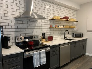Réfrigérateur, four à micro-ondes, un four, surface de cuisson