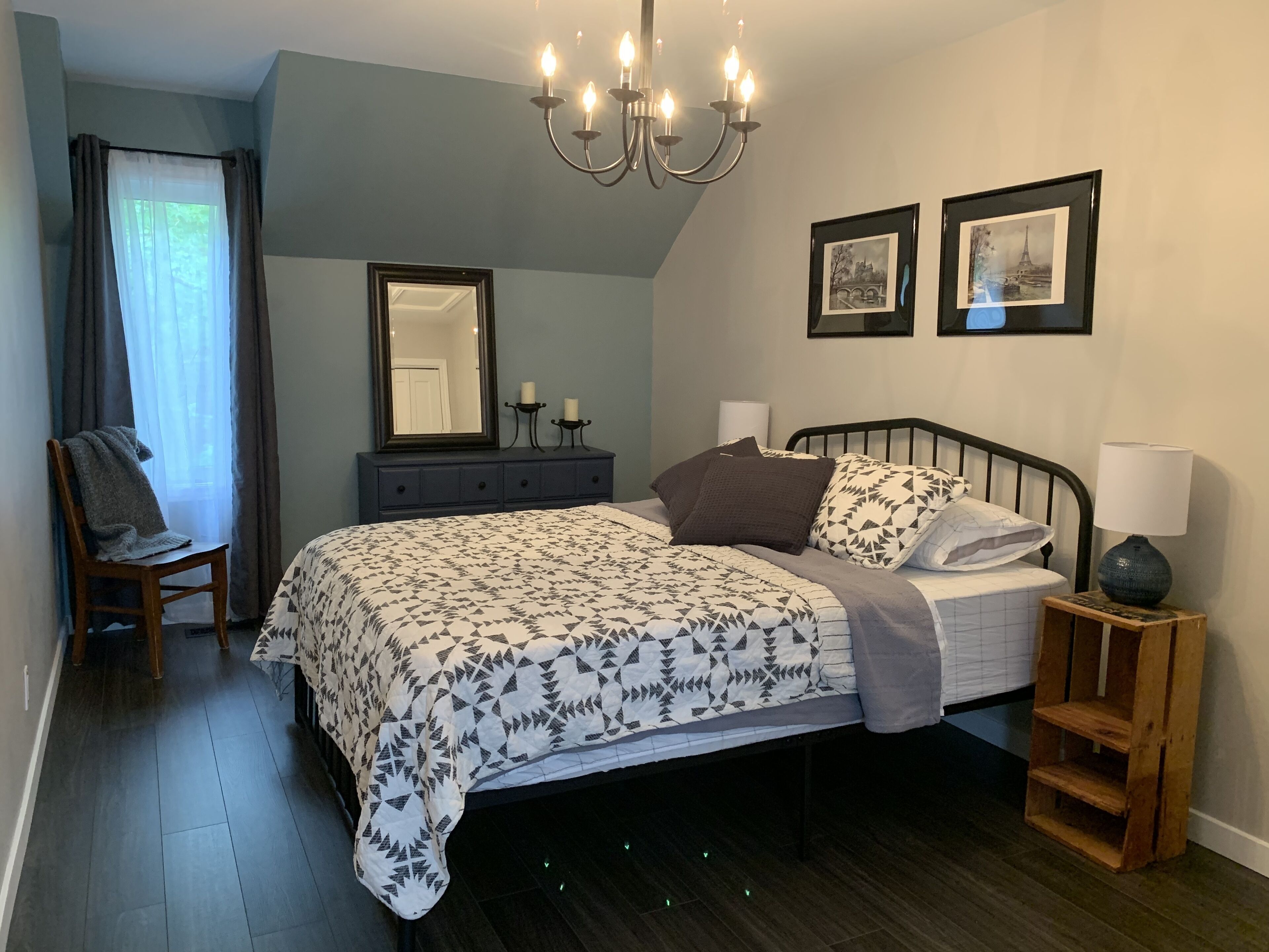 2 Schlafzimmer, Schreibtisch, Bügeleisen/Bügelbrett, Reisekinderbett
