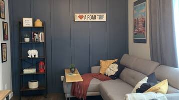 Smart TV, chimenea y libros
