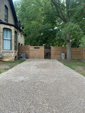 Property grounds - Cozy getaway, 15 minutes to Grand Bend Beach (Parkhill)