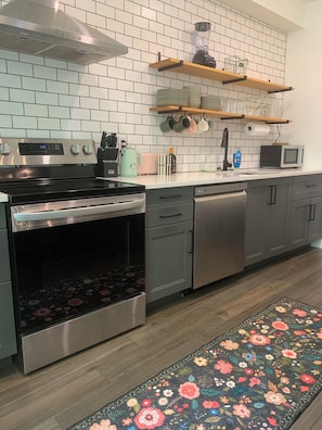 Coffee/tea maker, fridge, microwave, oven