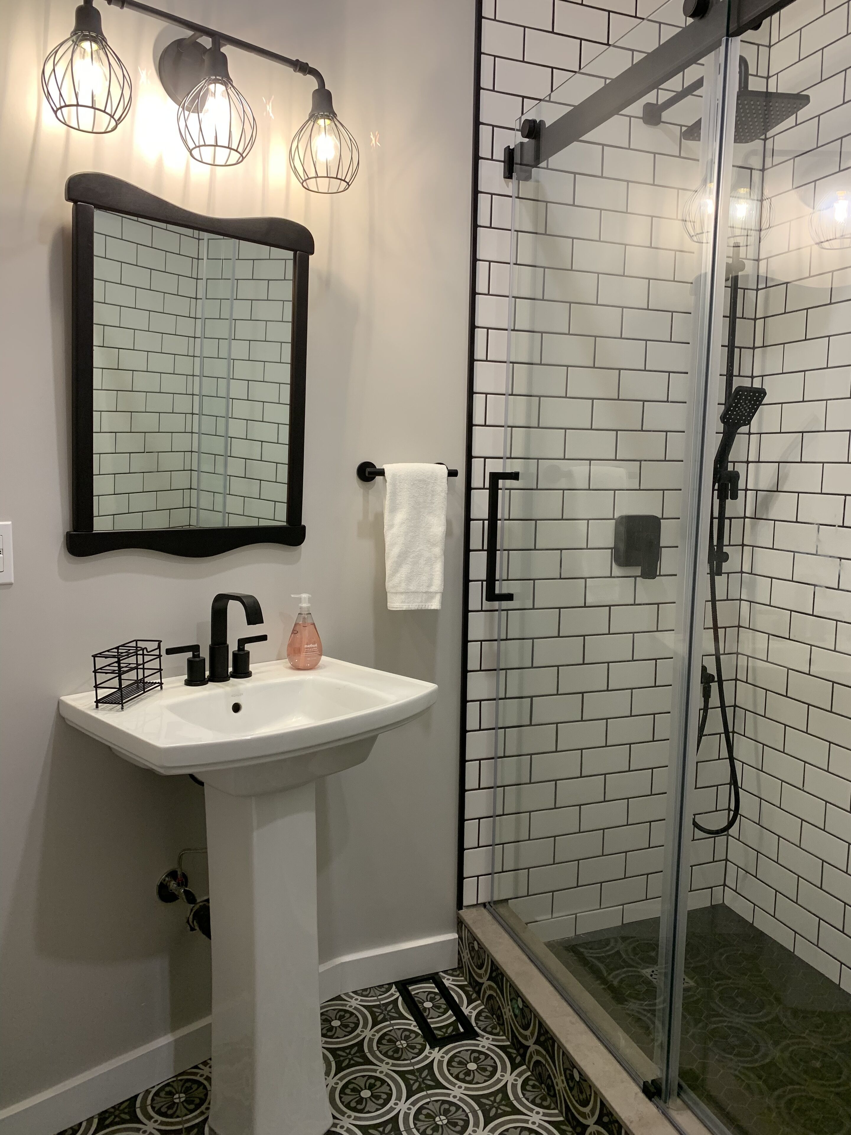 Een douche, een haardroger, handdoeken, zeep