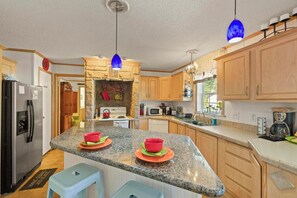 Fridge, microwave, oven, stovetop - Cozy Home Near Pensacola &Perdido Key Beaches, Next 2 NAS. Ideal 4Longterm stays (Pensacola)
