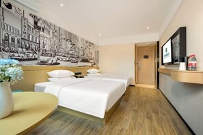 A hotel room with a mural of a city street, a bed, a bedside table, and a TV on the wall. - City Comfort Inn Hotel (Tian'e Bus Terminal) (Tian'e)