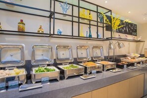 A buffet with various food options, including meats, vegetables, and desserts. - City Comfort Inn Hotel (Tian'e Bus Terminal) (Tian'e)