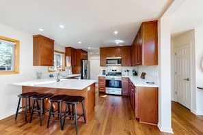 Frigorifero, microonde, forno, piano cottura